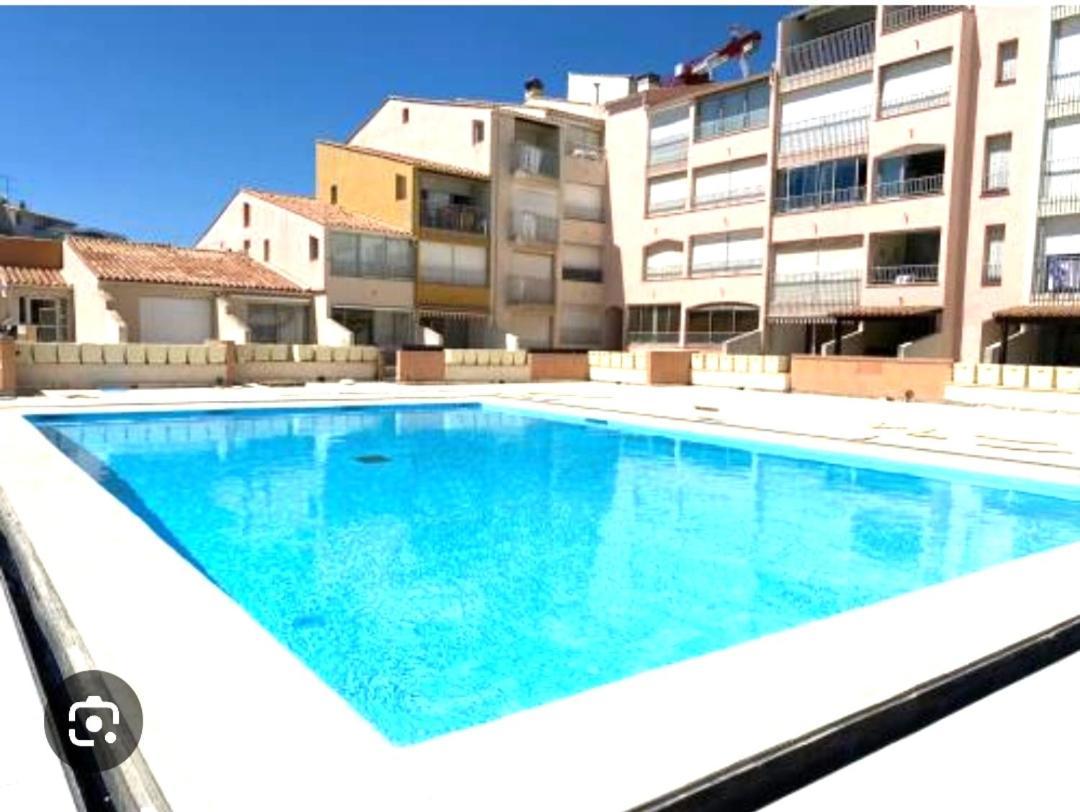 Centre Port,Studio Cosy,Vue Piscine Et Sur Le Parking Prive Ainsi Que Le Mont Saint Martin Agde Exterior foto
