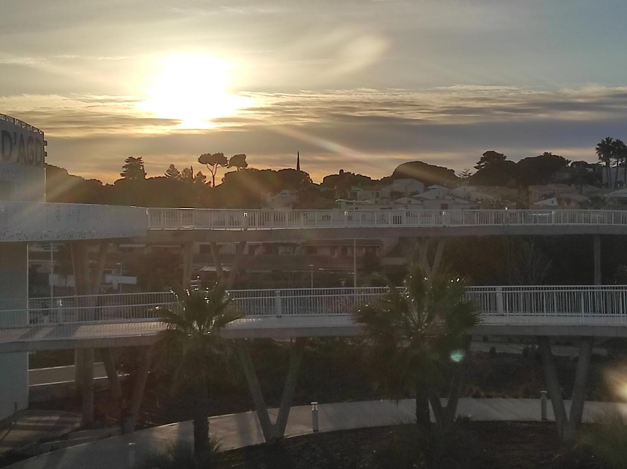 Centre Port,Studio Cosy,Vue Piscine Et Sur Le Parking Prive Ainsi Que Le Mont Saint Martin Agde Exterior foto
